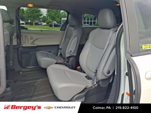 Used 2023 Toyota Sienna XLE AWD/4WD image 12