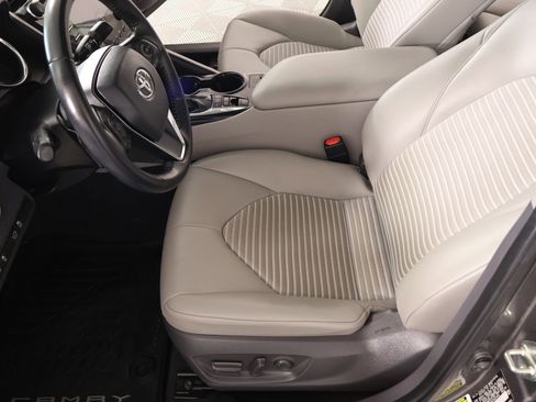 Used 2019 Toyota Camry SE w/ Sunroof Package FWD image 11
