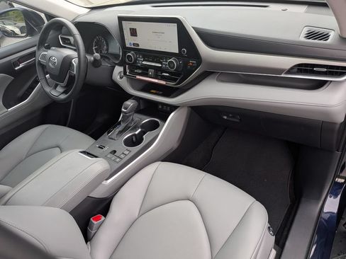 Used 2025 Toyota Highlander XLE FWD image 32