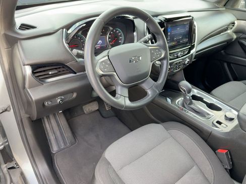 Used 2023 Chevrolet Traverse LT image 3