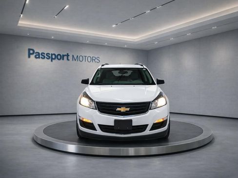 Used 2017 Chevrolet Traverse LS FWD image 2