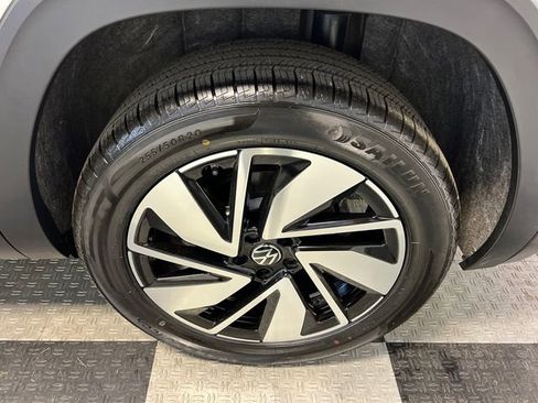 Certified 2025 Volkswagen Atlas SE image 16