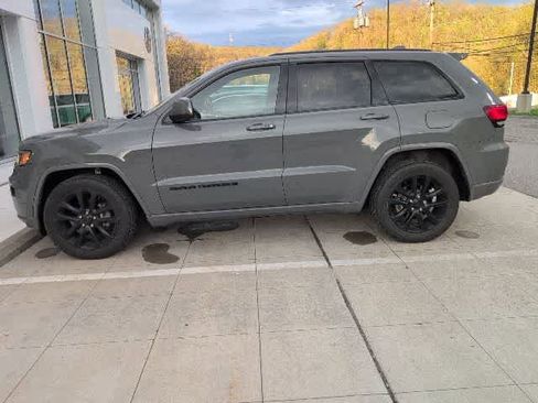 Used 2020 Jeep Grand Cherokee Altitude RWD image 2
