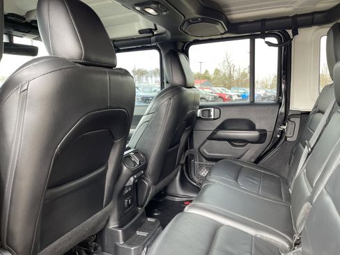 Used 2018 Jeep Wrangler Unlimited Sahara w/ Uconnect 4C Nav & Sound Group AWD/4WD image 11