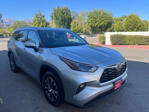Used 2022 Toyota Highlander XLE FWD image 2
