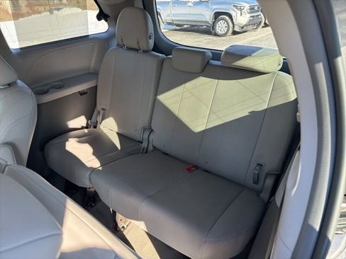Used 2019 Toyota Sienna XLE image 16