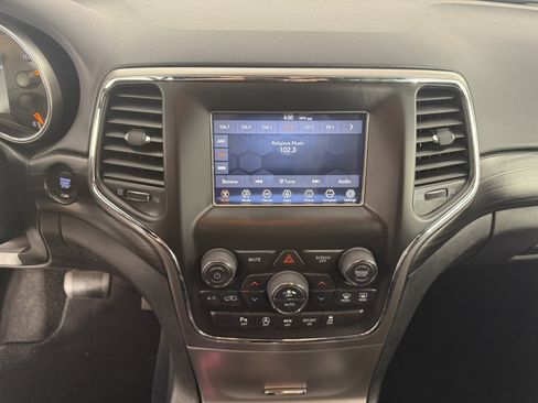 Used 2019 Jeep Grand Cherokee Laredo AWD/4WD image 18