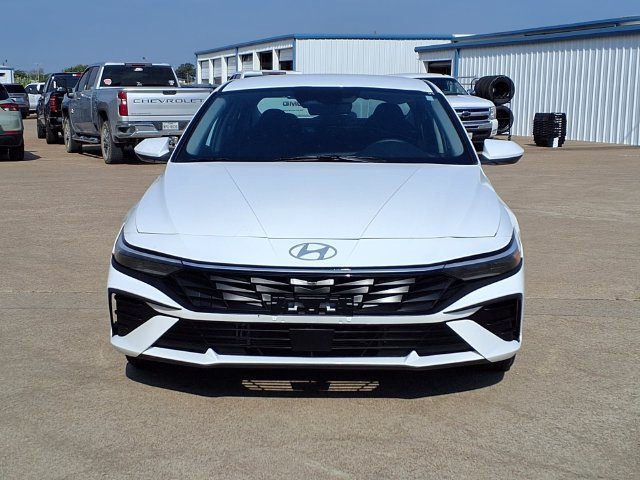 Used 2026 Hyundai Elantra Hybrid FWD image 2