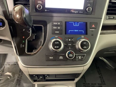 Used 2020 Toyota Sienna XLE FWD image 26