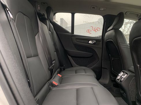 Used 2025 Volvo XC40 B5 Core image 33