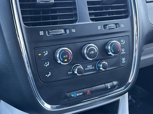Used 2019 Dodge Grand Caravan SXT image 24