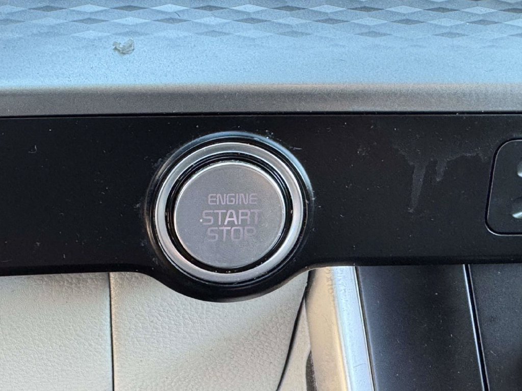 Used 2022 Kia Carnival LX FWD image 8