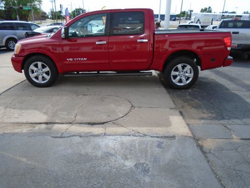Used 2011 Nissan Titan SL w/ SL Technology Pkg AWD/4WD image 5