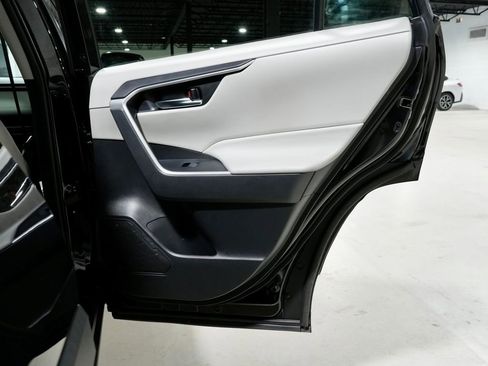 Used 2022 Toyota RAV4 XLE Premium image 31
