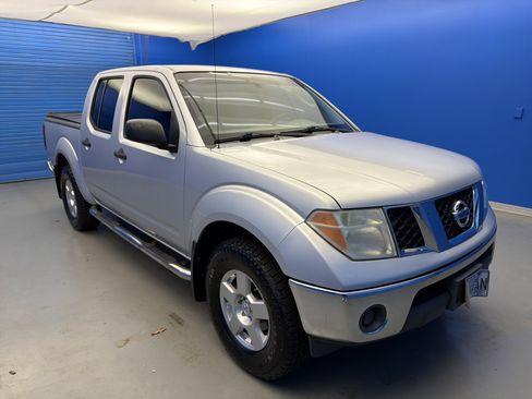 Used 2008 Nissan Frontier SE w/ SE Value Truck Pkg AWD/4WD image 2