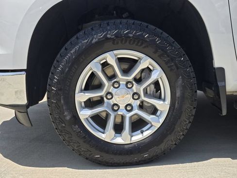 Used 2025 Chevrolet Silverado 1500 LT AWD/4WD image 11