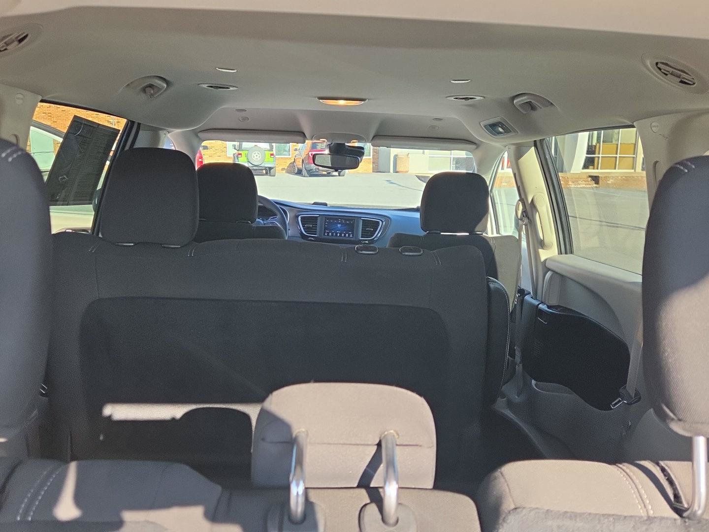 Used 2021 Chrysler Voyager L FWD image 17