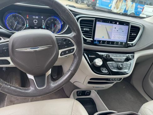 Used 2021 Chrysler Pacifica Touring-L w/ Premium & Safety Sphere Group image 14