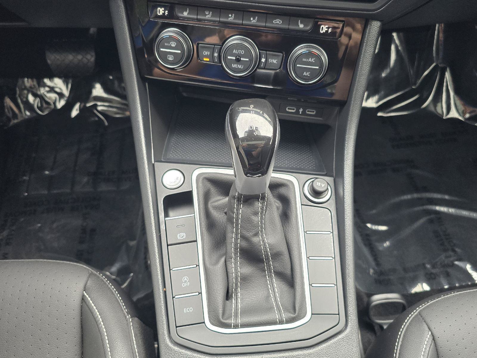 Used 2024 Volkswagen Jetta SE w/ Panoramic Sunroof Package FWD image 5