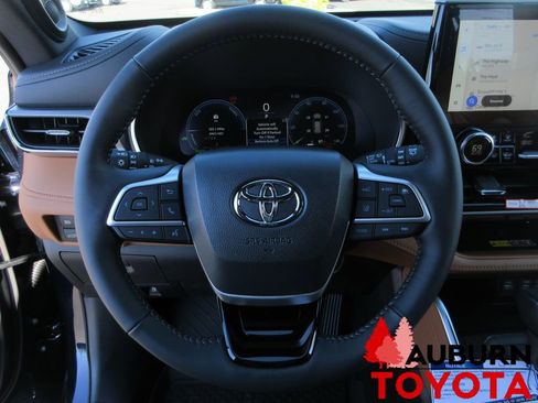 New 2026 Toyota Highlander Platinum image 13