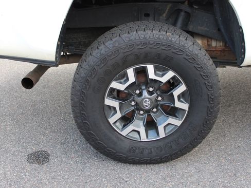 Used 2019 Toyota Tacoma SR w/ SR Convenience Package image 23