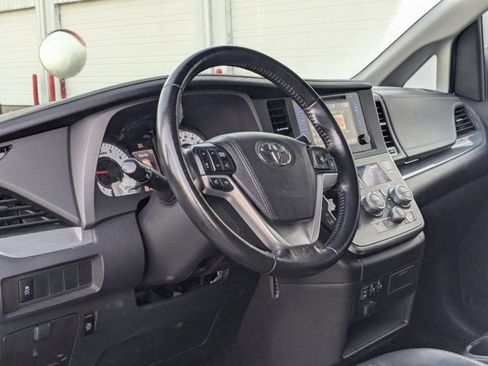 Used 2016 Toyota Sienna SE image 8