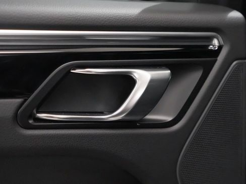 Used 2025 Porsche Macan image 15