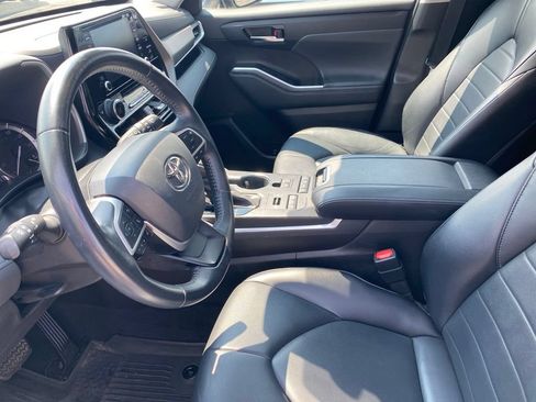 Used 2022 Toyota Highlander XLE AWD/4WD image 20