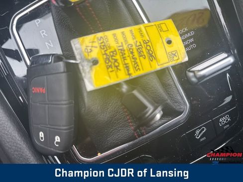 Used 2025 Jeep Compass Trailhawk image 41