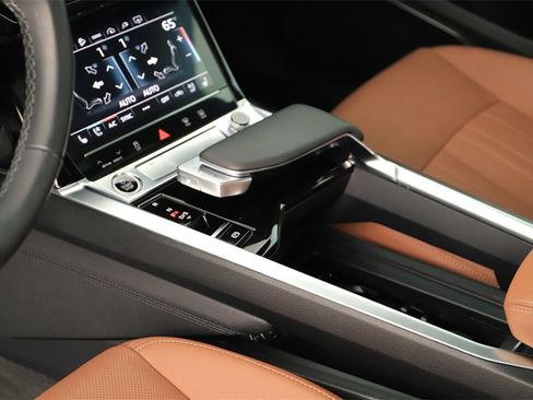 Used 2024 Audi Q8 e-tron Premium Plus w/ Premium Plus Package image 17