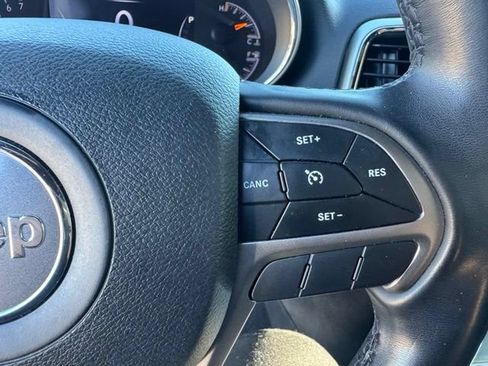 Used 2020 Jeep Grand Cherokee Laredo AWD/4WD image 21