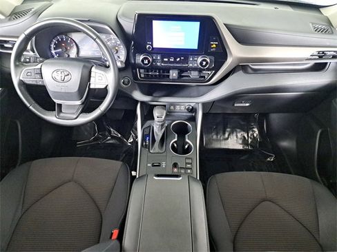 Used 2023 Toyota Highlander LE image 17