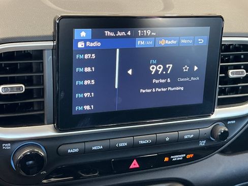 Used 2025 Hyundai Venue SEL FWD image 24