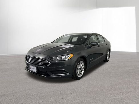 Used 2017 Ford Fusion SE image 2