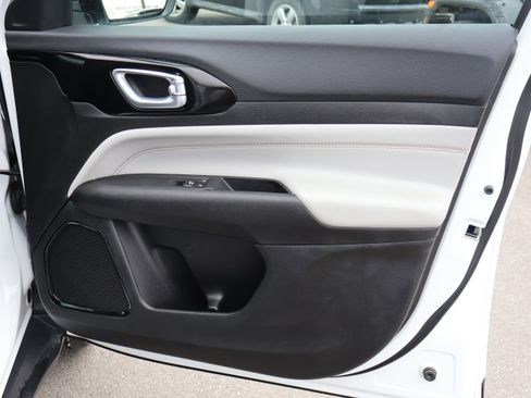 Used 2025 Jeep Compass Limited image 10