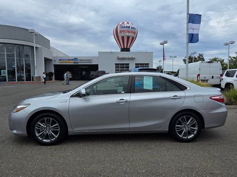 Used 2017 Toyota Camry SE w/ Moonroof Package FWD image 8
