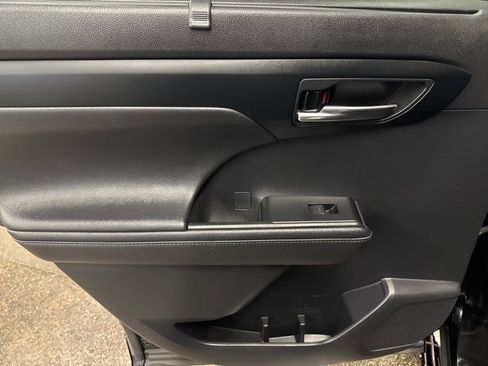 Used 2021 Toyota Highlander XLE image 20