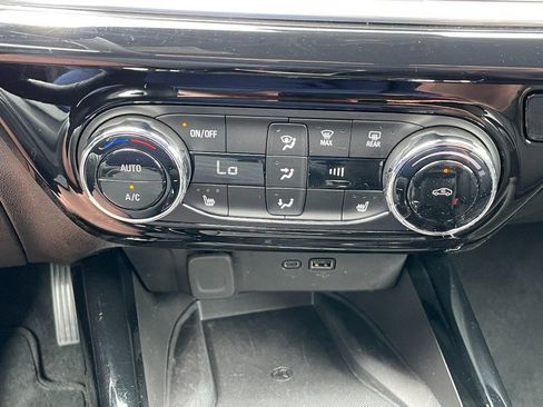 Used 2025 Chevrolet Trax RS w/ Sunroof Package FWD image 36