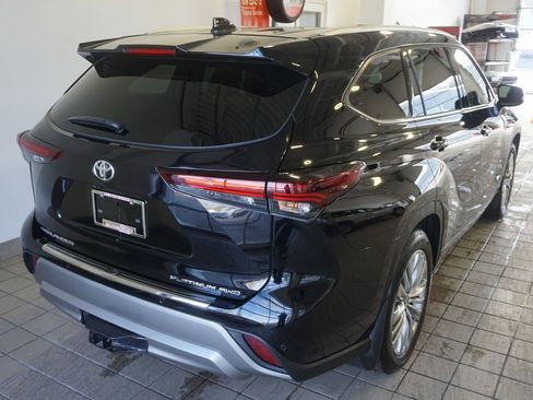 Certified 2025 Toyota Highlander Platinum image 17
