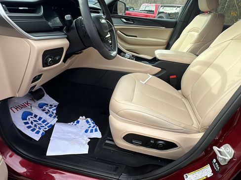 Used 2024 Jeep Grand Cherokee Limited image 16