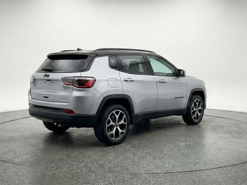 Used 2025 Jeep Compass Limited image 9