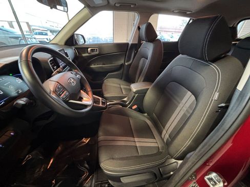 Used 2025 Hyundai Venue SEL image 27