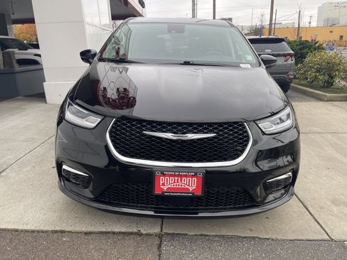 Used 2024 Chrysler Pacifica Touring-L image 37