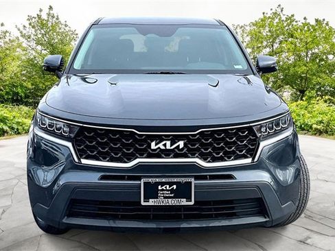 Used 2023 Kia Sorento LX image 3