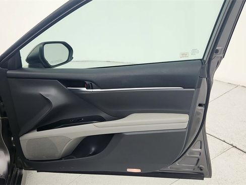 Used 2018 Toyota Camry LE image 31