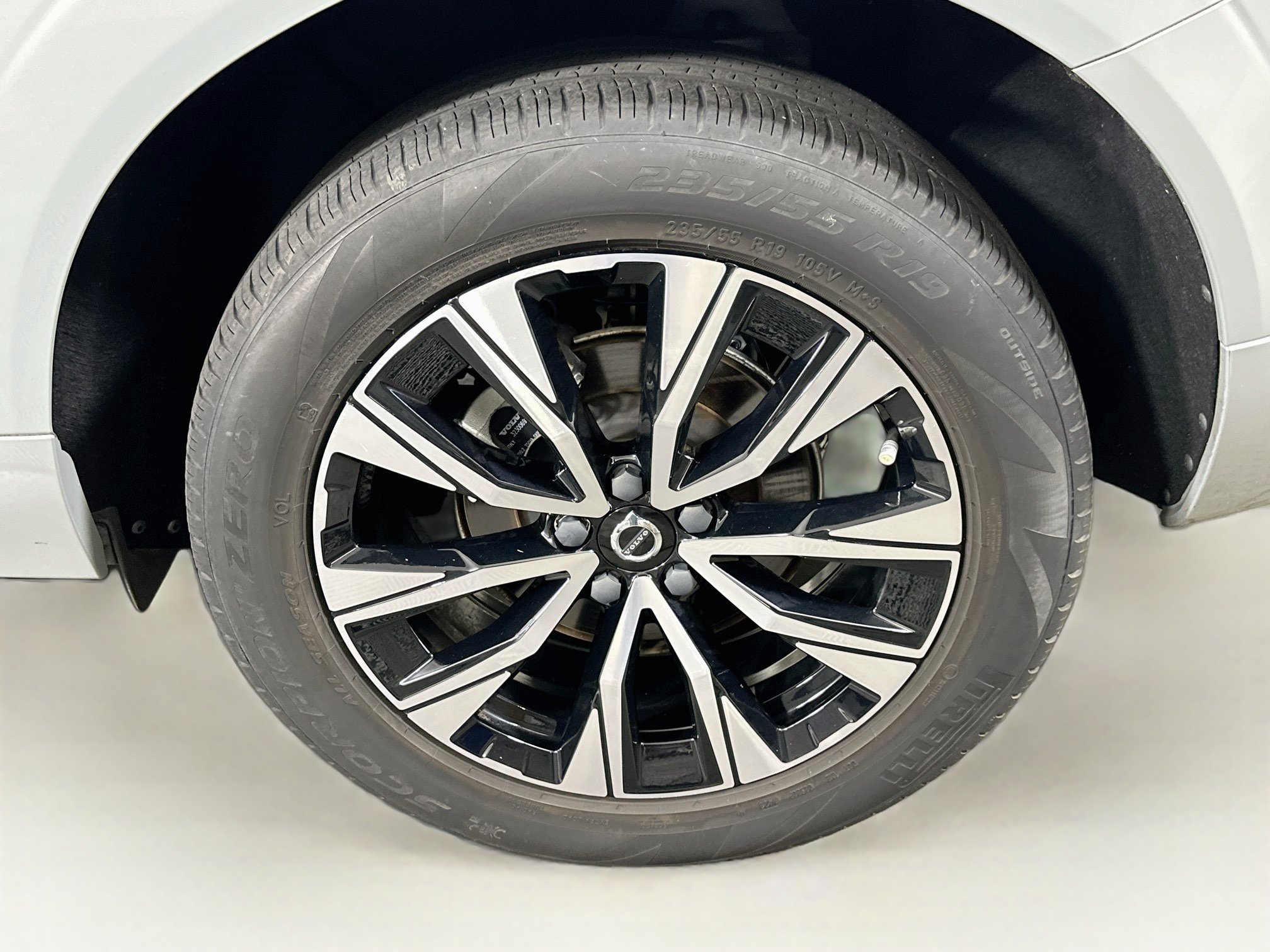 Used 2024 Volvo XC60 B5 Plus w/ Protection Package Premier AWD/4WD image 11