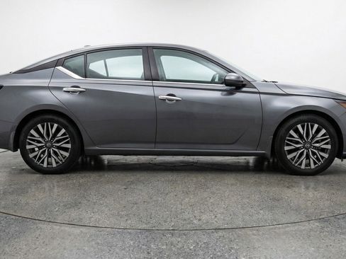 Used 2025 Nissan Altima 2.5 SV image 11