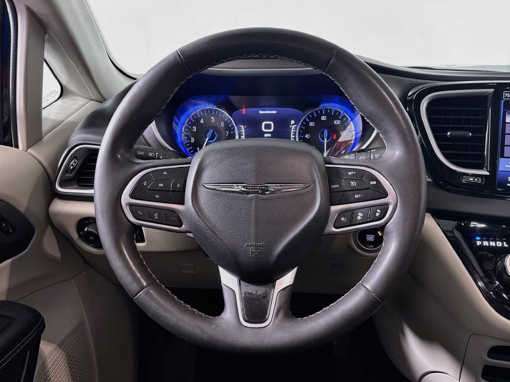 Used 2024 Chrysler Pacifica Touring-L FWD image 11