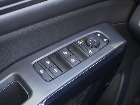 Used 2025 Nissan Pathfinder SV FWD image 18