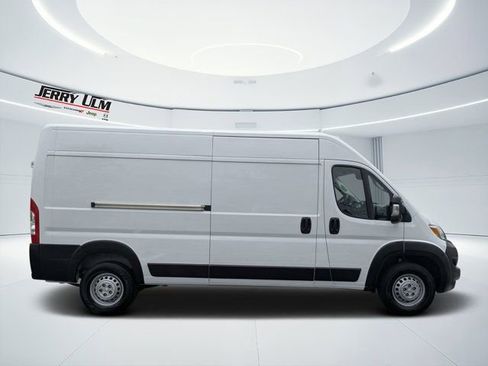 Used 2025 RAM ProMaster 2500 w/ Convenience Group FWD image 2